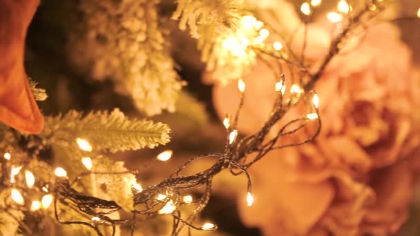 Primer plano del árbol de Navidad. Primer plano de las decoraciones en el árbol de Navidad. Elegante árbol de Navidad — Vídeo de stock