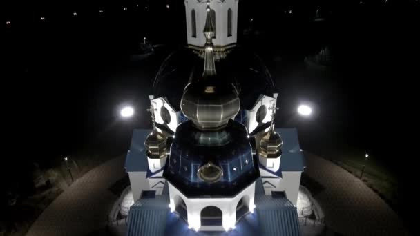 Ortodoks kilisesi geceleri havadan. Kilise geceleri aydınlanıyordu. Geceleri Ortodoks Kilisesi — Stok video