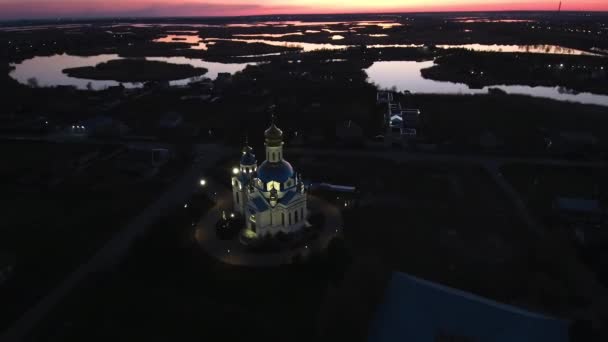 Chiesa ortodossa dall'alto di notte. Chiesa illuminata di notte. Chiesa ortodossa di notte — Video Stock