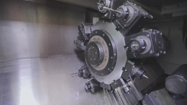 Máquina de perfuração CNC está mudando bicos. A máquina CNC muda diferentes brocas. Peças de máquinas CNC — Vídeo de Stock