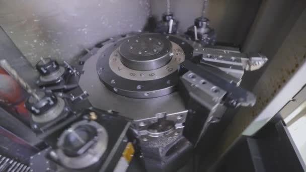 A máquina CNC muda diferentes brocas. Peças de máquina CNC. Máquina de perfuração CNC está mudando bocais. — Vídeo de Stock