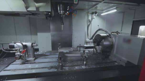 Parte metálica en la máquina CNC. Creación de una pieza en una máquina CNC, una máquina CNC moderna. — Vídeos de Stock