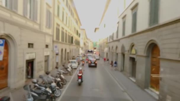 Antigua calle en Roma. Estrecha vieja calle en Roma. Coches aparcados a lo largo de una calle estrecha en Roma — Vídeo de stock