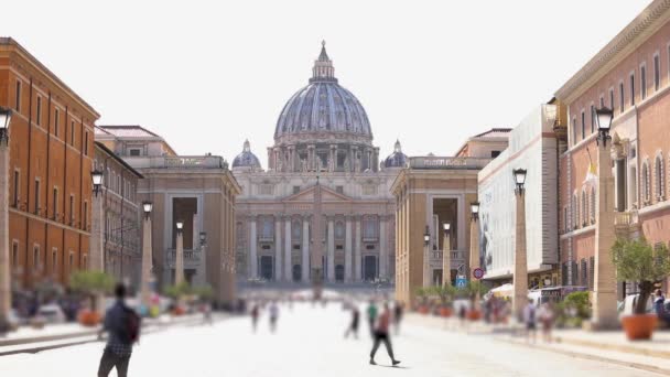 Folk går till Sankt Peterskyrkan. Gata som leder till Sankt Peterskyrkan i Vatikanen, Rom, Italien — Stockvideo