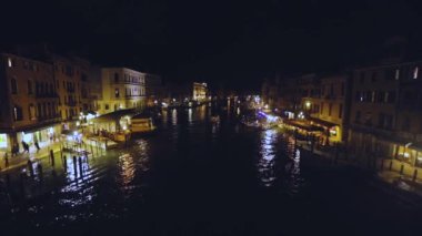 Tekne Venedik 'teki Büyük Kanal boyunca gidiyor. Venedik geceleri, Venedik 'in güzel gece manzaraları, Venedik' in gece kanalları..