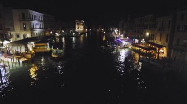 Tekne Venedik 'teki Büyük Kanal boyunca gidiyor. Venedik geceleri, Venedik 'in güzel gece manzaraları, Venedik' in gece kanalları..