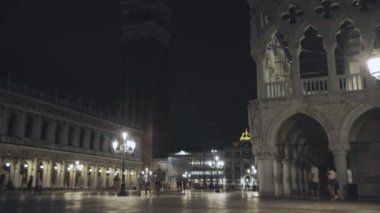 Gece San Marco 'nun Campanile' i, San Marco Meydanı, Venedik. Gece Piazza San Marco 'da. Turistler gece San Marco 'da dolaşır.