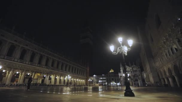 Palacio Ducal por la noche. Palacio Ducal en la plaza San Marco de Venecia. Exterior de los edificios en Piazza San Marco, Venecia — Vídeos de Stock