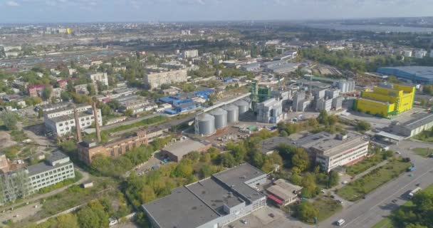 Une usine jaune moderne, une usine avec un extérieur jaune moderne de l'air. Plante jaune — Video