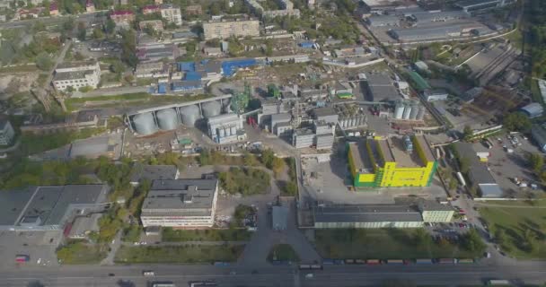 Une usine jaune moderne, une usine avec un extérieur jaune moderne de l'air. Plante jaune — Video