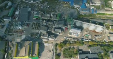 Modern fabrikaları olan sanayi bölgesi. Üst görüşü yerleştir. Endüstriyel bölge üzerinde uçuş. Birçok fabrika üst üste görünür. Sarı bitki