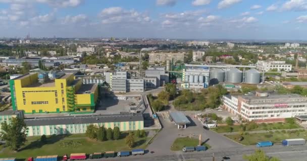 Vuela alrededor de una fábrica moderna. Amplia planta amarilla moderna vista aérea. Planta moderna en un exterior amarillo — Vídeo de stock