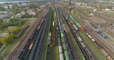 Büyük endüstriyel tren istasyonu manzaralı. Tren istasyonunun üzerinden uçuş. İstasyondaki yük trenleri