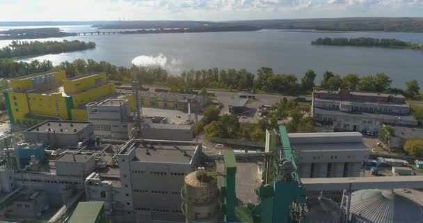 Une grande usine moderne près de la rivière vue aérienne. Un vol au dessus d'une usine moderne. Usine sur la rivière vue de dessus — Video