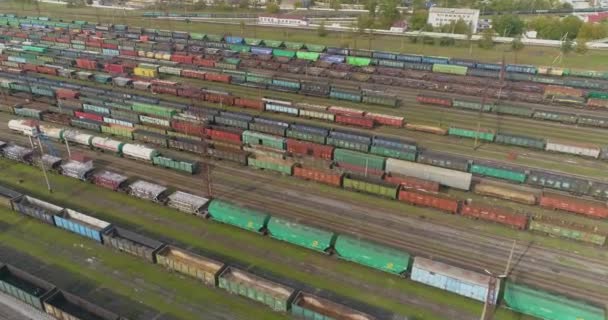 Spoorverbinding met veel rails bovenaanzicht. Gekleurde treinen staan in een groot spoorwegdepot — Stockvideo
