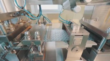 Modern bir fabrikada tablet üretimi. Bir fabrikada uyuşturucu üretimi süreci. Tabletli taşıyıcı satırı