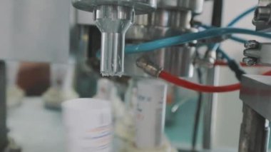 Kremalı modern taşıyıcı. Vücut bakım ürünleri üretimi. Fabrikalar için kozmetik ürünleri üretimi.