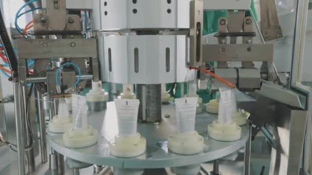 Production de produits cosmétiques. Production de crème, convoyeur automatisé moderne. — Video