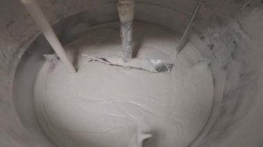 Kozmetik krem hazırlığı. Fabrikada krema karıştırmak. Krema hazırlama süreci