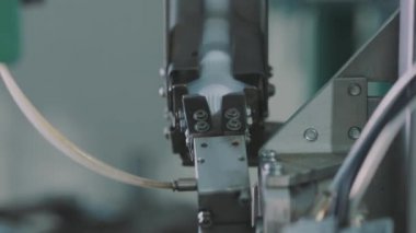 Krema paketleme tüpleri yakın çekim. Paketleme yakın plan. Tüplere krem paketlemek için otomatik makine.