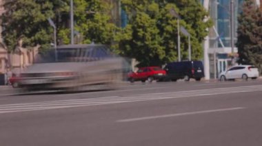 Büyük şehir zaman turlarında araba trafiği. Zamanda bir sürü araba turu.