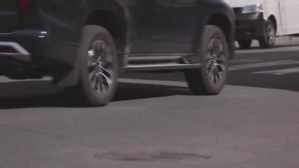 Autos stehen an der Kreuzung mit einer Ampel. Autos in einer Großstadt — Stockvideo