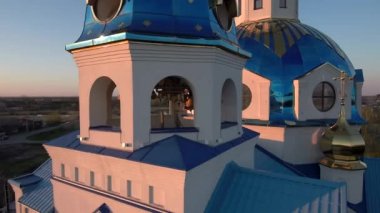 Gün batımında kilisenin üzerinden uç. Güzel bir ortodoks kilise drone manzarası. Gün batımında güzel bir kilise. Ortodoks Kilisesi
