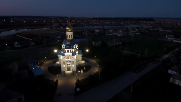 Chiesa ortodossa dall'alto di notte. Chiesa illuminata di notte. Chiesa ortodossa di notte — Video Stock