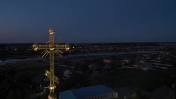 Chiesa ortodossa di notte. Chiesa ortodossa dall'alto di notte. Chiesa illuminata di notte. — Video Stock