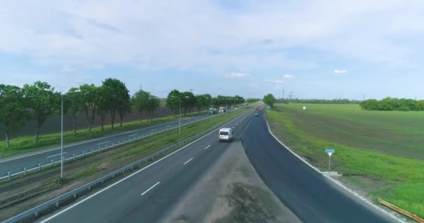 Autos, die die Straße von oben befahren. Moderne Highway Draufsicht. Autos fahren auf einer modernen Autobahn. — Stockvideo