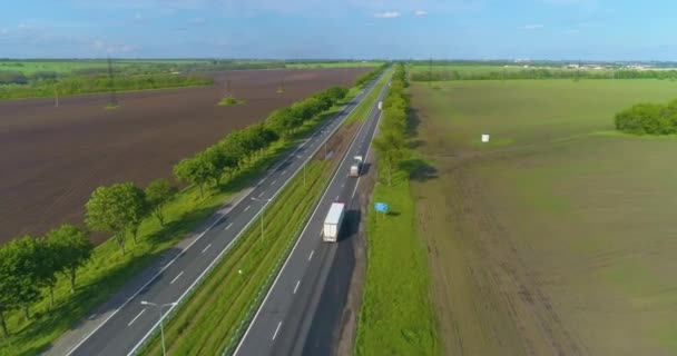 Bilar kör längs vägen ovanifrån. Modern utsikt över motorvägen. Bilar kör längs en modern motorväg. — Stockvideo