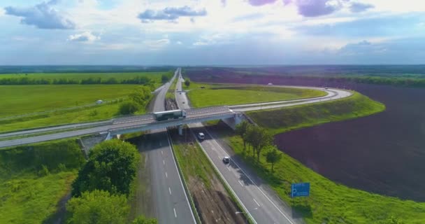 Bilar kör längs vägen ovanifrån. Modern utsikt över motorvägen. Bilar kör längs en modern motorväg. — Stockvideo