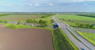 Yol manzarası boyunca giden arabalar. Modern otoban manzaralı. Modern bir otoyol boyunca arabalar sürüyor..