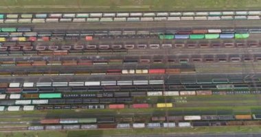 Büyük endüstriyel tren istasyonu manzaralı. Tren istasyonunun üzerinden uçuş. İstasyondaki yük trenleri