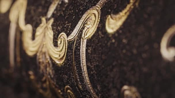 Ornamen close-up. Berdiri dengan wallpaper di toko — Stok Video