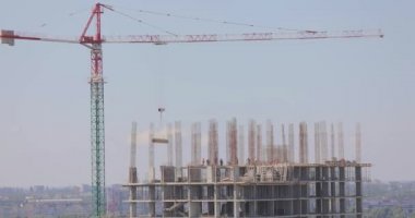İnşaat alanındaki insanlar zaman turu yapıyor.