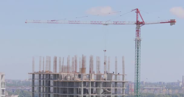 Les gens travaillent sur un chantier de construction. Le processus de construction d'un bâtiment résidentiel. Construction d'un bâtiment de plusieurs étages — Video