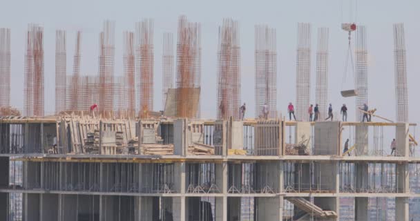 Στο εργοτάξιο. Οι εργαζόμενοι χτίζουν ένα πολυώροφο κτίριο. Χτίζοντας ένα σπίτι — Αρχείο Βίντεο