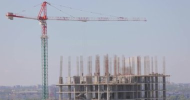 Kule vinci inşaat alanında tur atıyor. İnşaat vinci zaman turları. Çok katlı bir bina zaman turu inşaatı.