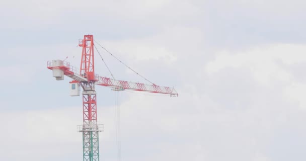 Grúa de construcción. Grúa torre en una obra de construcción. Construcción de un edificio residencial de varios pisos. — Vídeos de Stock