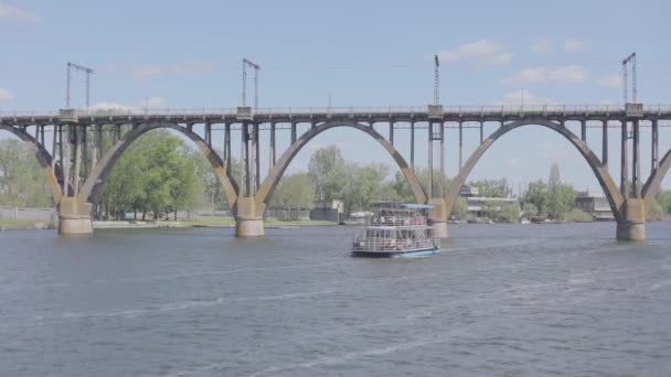 Ένα σκάφος αναψυχής πλέει κατά μήκος του ποταμού. Σκάφος στο ποτάμι. Μια βάρκα με ανθρώπους επιπλέει στο ποτάμι — Αρχείο Βίντεο