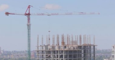 Çok katlı bir konut inşaatı. İnşaat alanında bir vinç. İnşaat vinci inşaat alanında.