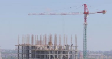 Çok katlı bir konut inşaatı. İnşaat alanında bir vinç. İnşaat vinci inşaat alanında.