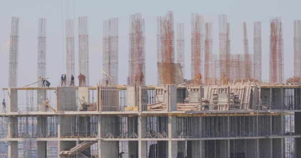 Período temporal do local de construção. Construção de um edifício residencial de vários andares. Pessoas nas voltas de tempo do canteiro de obras — Vídeo de Stock