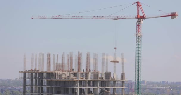 Gru a torre in un cantiere timelapse. Gru da cantiere in un cantiere. Costruzione di un edificio residenziale a più piani. — Video Stock