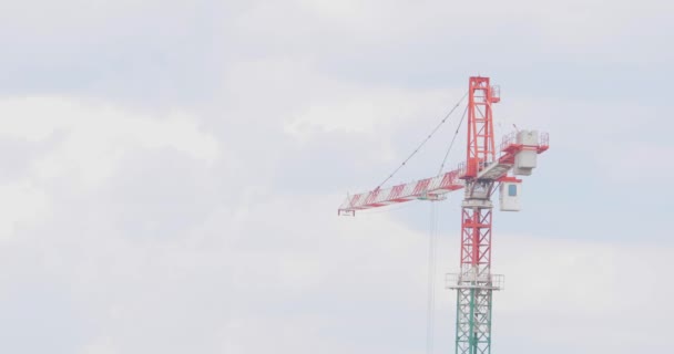 Grúa de construcción. Grúa torre en una obra de construcción. Construcción de un edificio residencial de varios pisos. — Vídeos de Stock