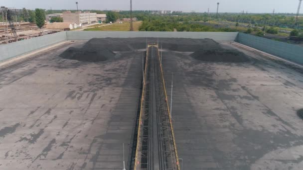 Repülés egy szabadtéri szénraktár felett. Kokszolókemence szén a szabadtéri raktár tetején nézet. — Stock videók
