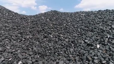 Açık hava deposunda kokain çekmek. Kokain fırını kömür deposu. Şirkette bir yığın kokain fırını kömürü var..