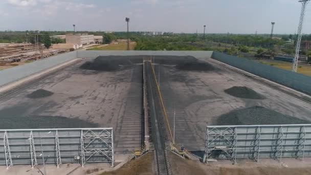 Ανθρακισμένο κάρβουνο στην υπαίθρια αποθήκη. Πτήση πάνω από υπαίθρια αποθήκη άνθρακα — Αρχείο Βίντεο