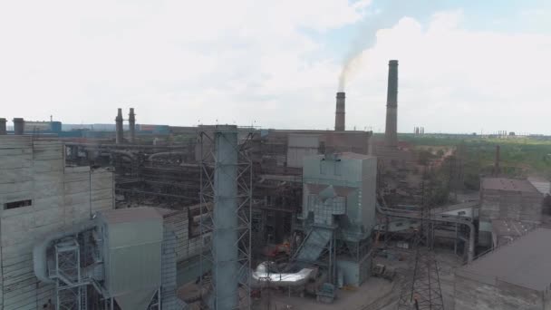 Vuelo sobre una gran planta metalúrgica. Planta metalúrgica grande vista aérea Emisiones de una planta metalúrgica — Vídeos de Stock